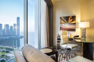 Uma área de estar em Hilton Panama