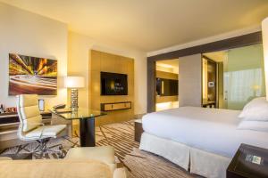 Uma TV ou centro de entretenimento em Hilton Panama