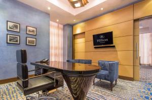 Uma TV ou centro de entretenimento em Hilton Panama