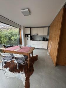 a kitchen and dining room with a table and chairs at Gästewohnung zum Atelier in Immenstadt im Allgäu