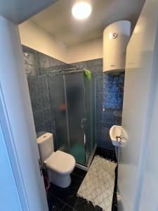 Et badeværelse på Beach Apartment Shengjin