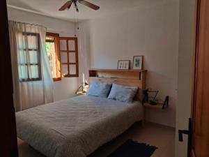 Un dormitorio con una cama con almohadas azules. en Apartamento Calablanca con amplia terraza y vistas al mar y a la montaña, en Alcossebre 40 fotos más