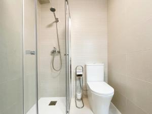 a bathroom with a toilet and a glass shower at Lacasitadevaleria in Santander