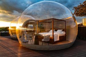 巴尼奥斯德莱恩西纳Desde mi cielo的塑料圆顶上的卧室,床上