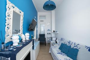 a blue living room with a couch and a mirror at Blue Velvet in Punta Secca
