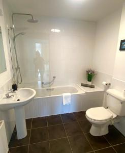 ドニゴールにあるSpacious Millpark Apartmentの浴槽、トイレ、洗面台を備えたバスルーム +12枚の写真