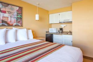 Postel nebo postele na pokoji v ubytování Ebb Tide Oceanfront Inn