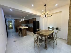 Η κουζίνα ή μικρή κουζίνα στο Apartamento amplio y moderno cerca al parque +9 φωτογραφίες