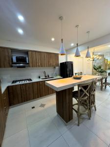 Η κουζίνα ή μικρή κουζίνα στο Apartamento amplio y moderno cerca al parque