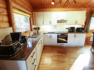 Η κουζίνα ή μικρή κουζίνα στο Forest Lodge Kenwick Park