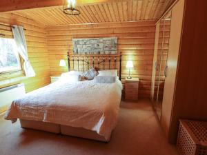 Ένα ή περισσότερα κρεβάτια σε δωμάτιο στο Forest Lodge Kenwick Park