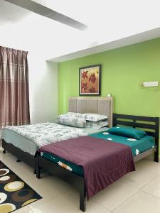 Ένα ή περισσότερα κρεβάτια σε δωμάτιο στο Private One Bedroom Viana Court Service Apartment 6 with private parking