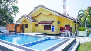 尼甘布sunvilla的一栋前面有游泳池的房子