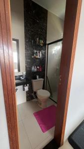 Un baño con inodoro y ducha a ras de suelo. en Casa aconchegante COP 30, en Castanhal 6 fotos más