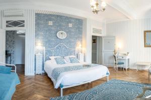 Postel nebo postele na pokoji v ubytování Maison d'hôtes "Les Jardins de Mazamet"