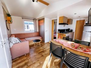 a kitchen and living room with a table and chairs at De Strandhoed Drenthe - Bos & Meer in Gasselte