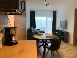 Kuchyňa alebo kuchynka v ubytovaní Apartamenty Kalina z widokiem na góry - Kilińskiego
