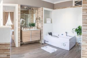 Koupelna v ubytování Maison d'hôtes "Les Jardins de Mazamet"