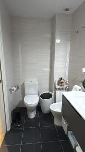 Apartamento Castro Holidays - con Parking incluido的一间浴室