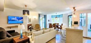 TV a/nebo společenská místnost v ubytování Los Naranjos close to Puerto Banus