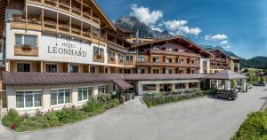 hotel z napisem "hotel leavened" w obiekcie Hotel Leonhard w mieście Leogang