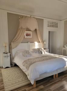 Postel nebo postele na pokoji v ubytování Maison d'hôtes "Les Jardins de Mazamet"