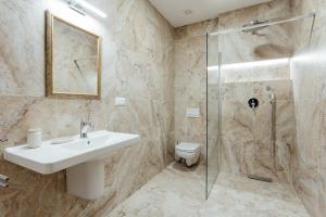 Un baño con lavabo y ducha en Apartmány FRANZ, en Banská Štiavnica 51 fotos más