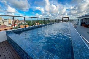 Swimmingpoolen hos eller tæt på Intermares Moderno Studio 3 pessoas 300m Praia