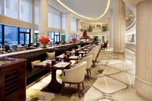上海外滩华尔道夫酒店-尽览外滩堤岸繁华盛景餐厅或其他用餐的地方