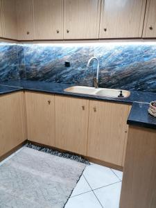 una cocina con fregadero y encimera en ANNA'S HOME Ιωάννινα, en Ioannina 15 fotos más