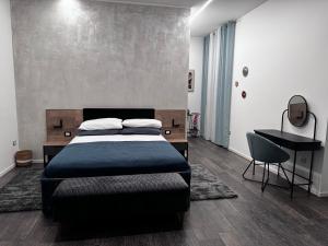 a bedroom with a bed and a desk in it at Affittacamere il Conte Rooms in Pescara
