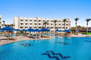 Bazén v ubytování DoubleTree by Hilton Sharks Bay Resort nebo v jeho okolí
