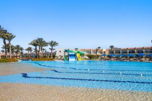 Piscine de l'établissement DoubleTree by Hilton Sharks Bay Resort ou située à proximité