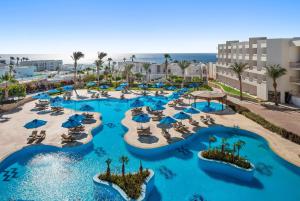 Piscine de l'établissement DoubleTree by Hilton Sharks Bay Resort ou située à proximité