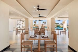 Restaurace v ubytování DoubleTree by Hilton Sharks Bay Resort