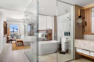 d'une salle de bains avec baignoire et d'une chambre. dans l'établissement DoubleTree by Hilton Sharks Bay Resort, à Charm el-Cheikh