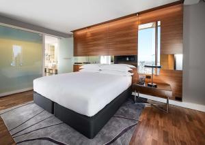 Postel nebo postele na pokoji v ubytování Hilton Sydney