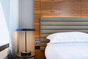 Postel nebo postele na pokoji v ubytování Hilton Sydney