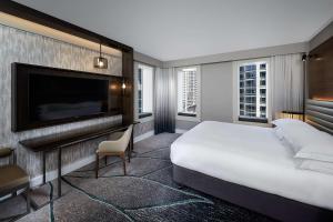 Postel nebo postele na pokoji v ubytování Hilton Sydney