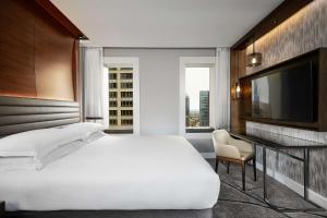 Postel nebo postele na pokoji v ubytování Hilton Sydney