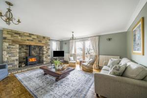 Televiisor ja/või meelelahutuskeskus majutusasutuses Grove Lodge