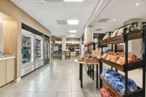 酒店内部或周边的超市或其他商店