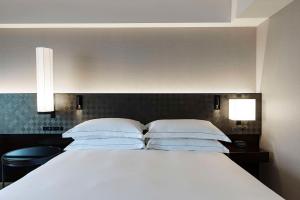 Postel nebo postele na pokoji v ubytování Hilton Tokyo Hotel