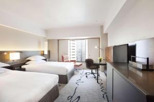 TV a/nebo společenská místnost v ubytování Hilton Tokyo Hotel