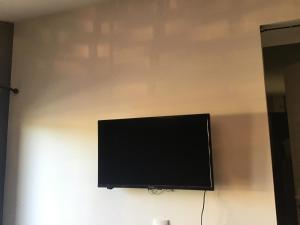 telewizor z płaskim ekranem wiszący na ścianie w obiekcie Logement indépendant Bassin d'Arcachon w mieście Le Teich