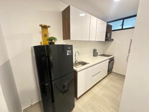 Kuchyň nebo kuchyňský kout v ubytování Amara404 Lindo apartaestudio tipo estudio en barrio Laureles con balcon