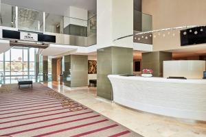 Hilton Vienna Waterfront的电视和/或娱乐中心