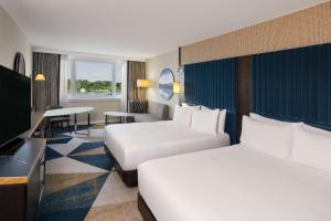 Hilton Vienna Waterfront的电视和/或娱乐中心