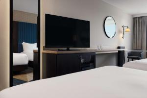 Hilton Vienna Waterfront客房内的一张或多张床位