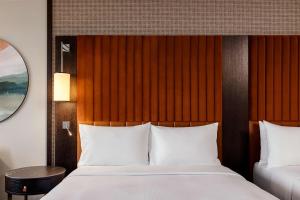 Hilton Vienna Waterfront客房内的一张或多张床位